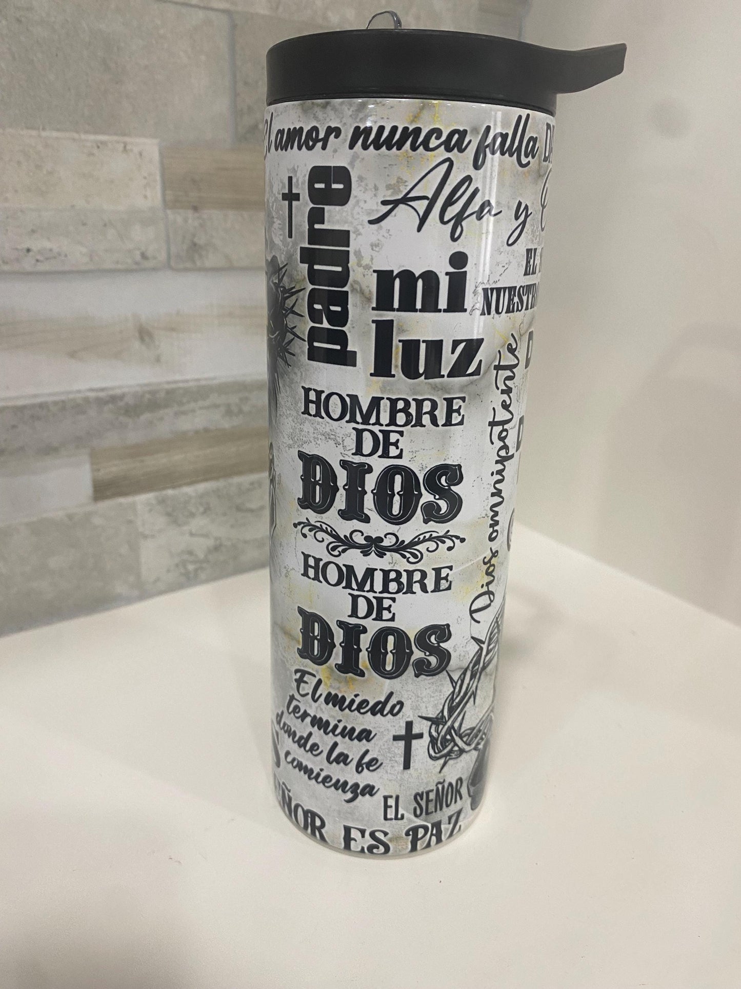 Bible verse tumbler in Spanish. Inspirational Bible verses. Personalized Christian water bottle. Spanish Bible tumbler.