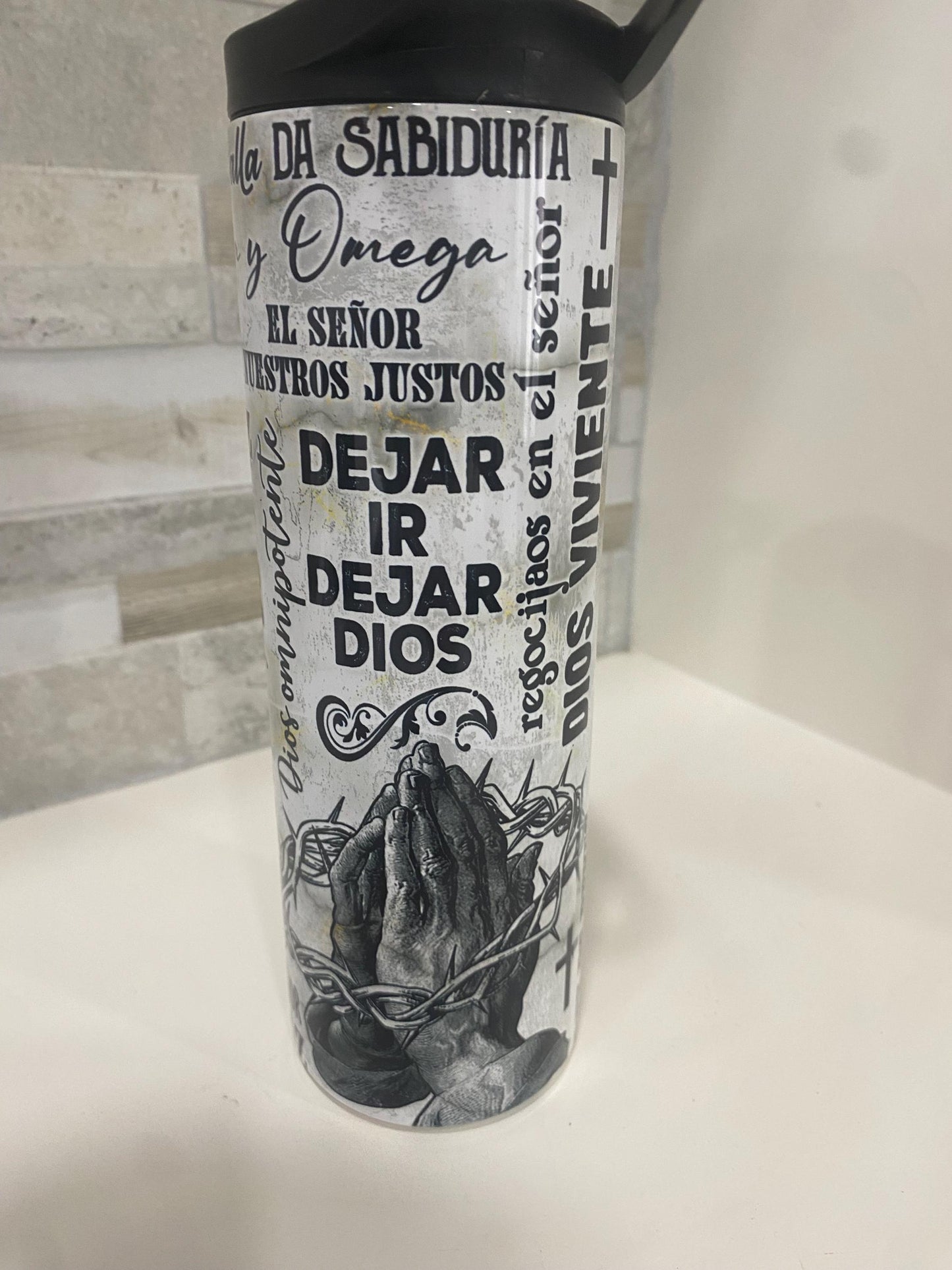 Bible verse tumbler in Spanish. Inspirational Bible verses. Personalized Christian water bottle. Spanish Bible tumbler.